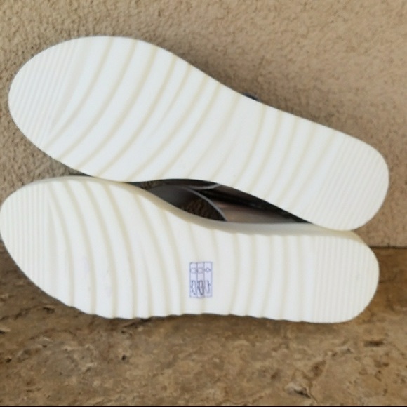 Chocolate Blu Metallic Sandals Size 8.5 - Picture 2 of 2